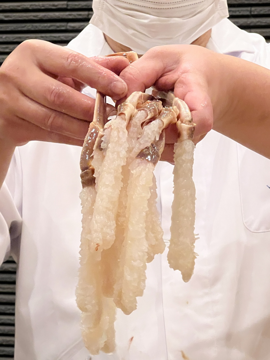 松葉蟹腳稍微冰鎮一下以供生食