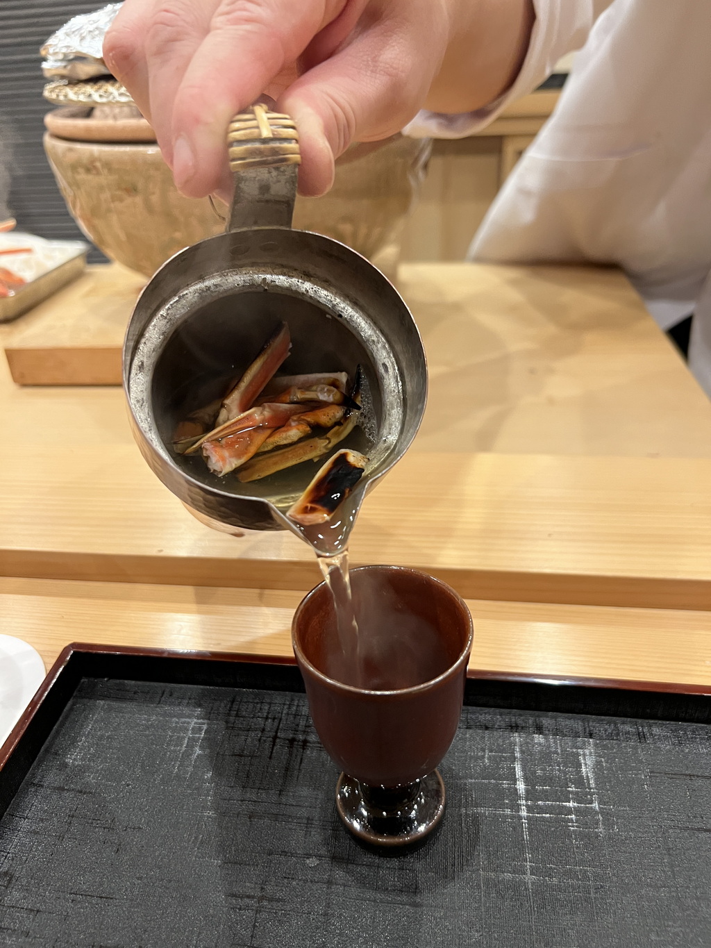 把蟹爪煙燻過泡清酒來喝別有一番風味