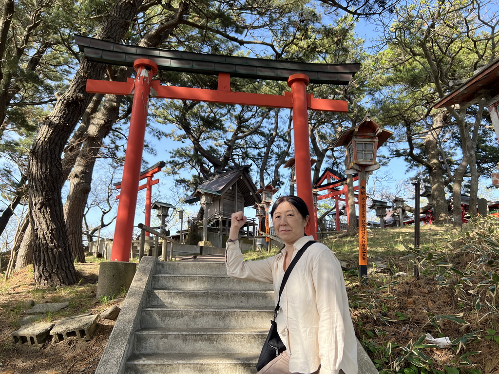 高山稻荷神社穿過大鳥居後就要沿著階梯而上