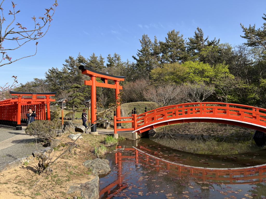 下來後會先看到龍神宮，這是龍神宮往千本鳥居的紅色拱橋