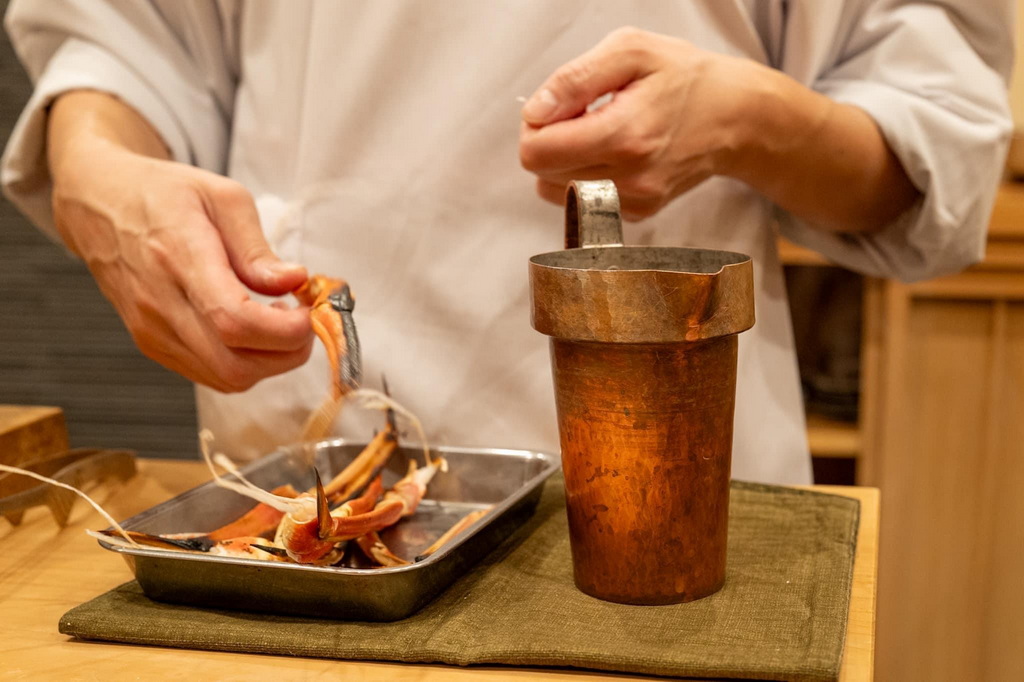 把蟹腳最末端煙燻烤一下再浸泡清酒