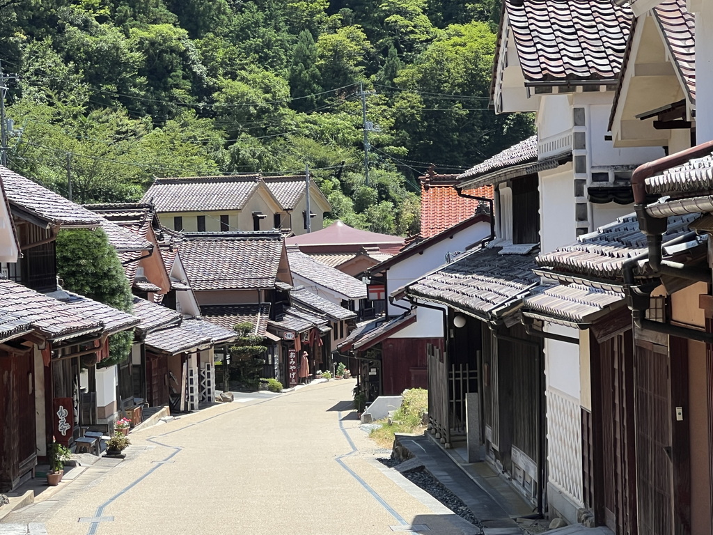 【山陽景點】【岡山景點】岡山秘境吹屋故鄉村｜紅銅色山村的百年風華，穿越時光的靜謐旅程